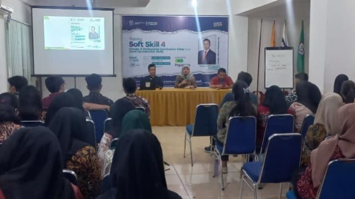mahasiswa_lp3i_banyak_manfaat_dari_seminar_softskill