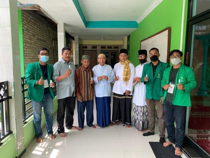 mahasiswa_malikulsaleh_aceh_utara_bagi_bagi_hand_sanitizer_di_asahan