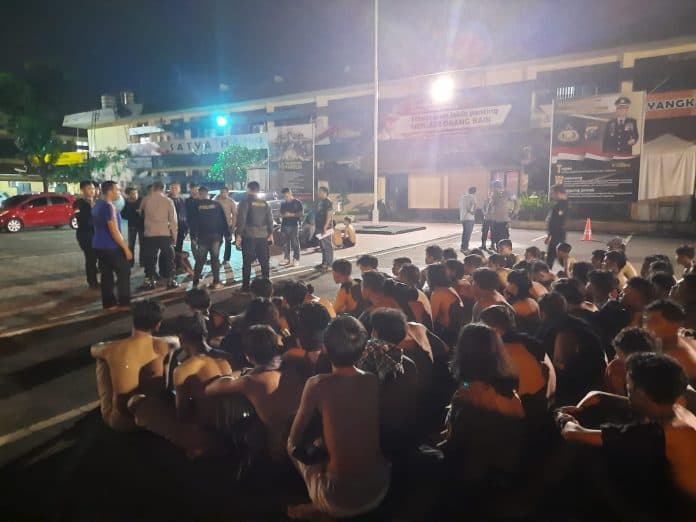 mahasiswa_nommensen_terlibat_bentrok_68_orang_dibawa_ke_polrestabes_medan