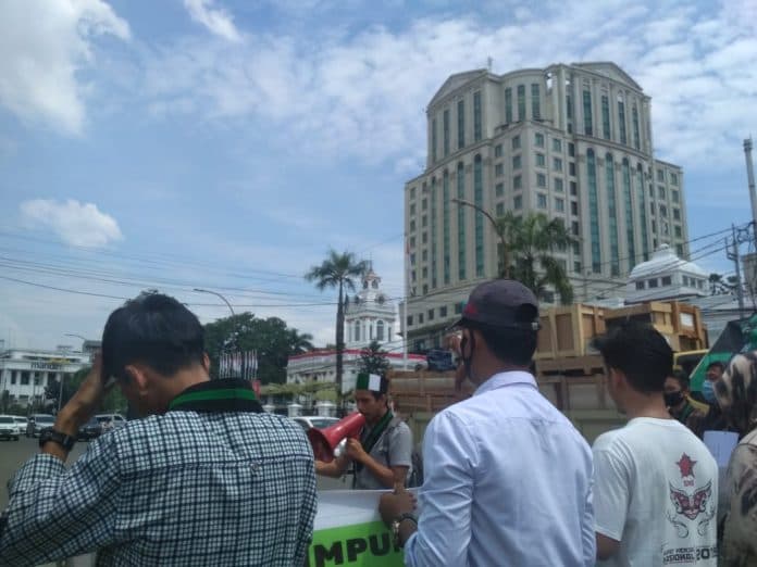 mahasiswa_tuntut_biaya_pendidikan_gratis_selama_pandemi