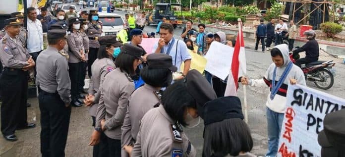 mahasiswa_unjuk_rasa_di_polres_siantar_soroti_maraknya_praktik_judi