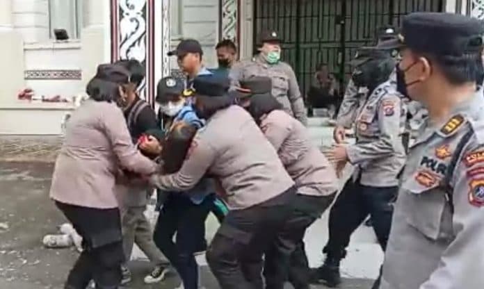 mahasiswi_nommensen_pingsan_saat_unjuk_rasa_tolak_kenaikan_bbm_di_siantar