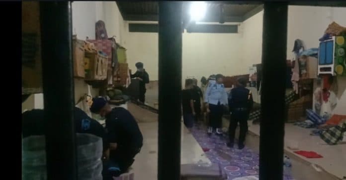 malam_hari_tim_gabungan_geledah_kamar_wbp_lapas_tanjungbalai
