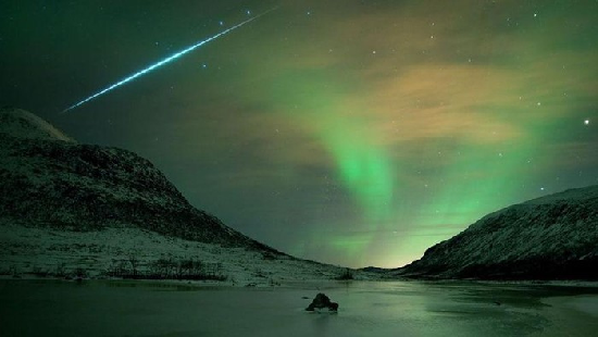 malam_ini_hujan_meteor_berpendar_kekuningan_dan_kehijauan