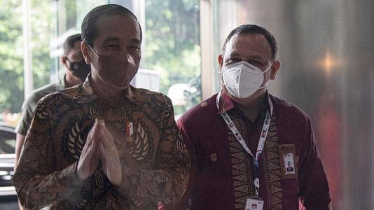 malam_ini_presiden_jokowi_tandatangani_surat_pemberhentian_sementara_firli_bahuri