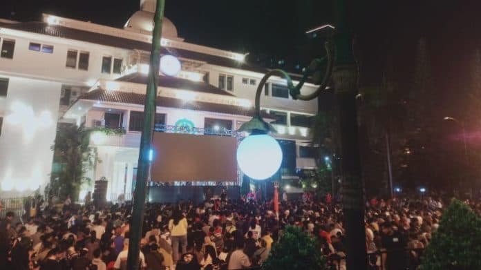 malam_malam_ribuan_warga_medan_padati_kantor_wali_kota_bobby_nasution