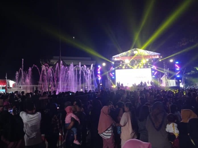 malam_puncak_hut_ke_153_kota_siantar_ribuan_masyarakat_padati_lapangan_adam_malik