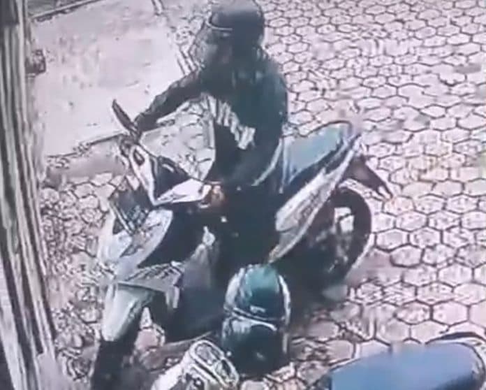 maling_sepeda_motor_di_depan_toko_roti_medan_terekam_kamera