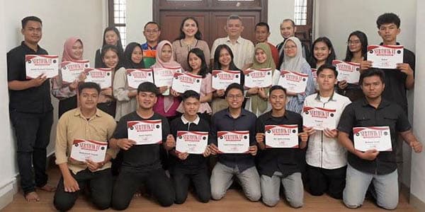 manfaatkan_csr_bank_sumut_yayasan_mrs_salurkan_beasiswa_ke_45_mahasiswa
