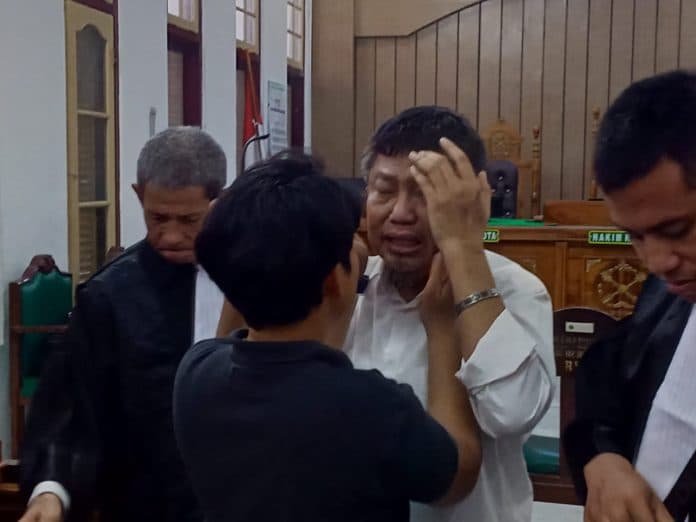 mantan_dirut_rsup_h_adam_malik_medan_menangis_usai_divonis_3_tahun_penjara