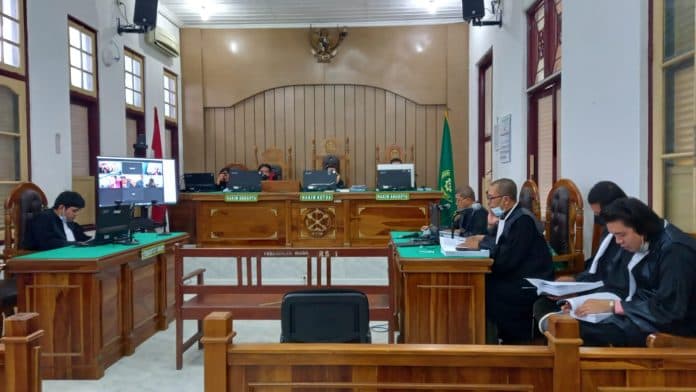 mantan_kadishub_binjai_menangis_minta_dibebaskan