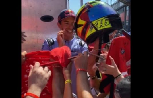 marc_marquez_tetap_kekeh_tanda_tangani_helm_valentino_rossi_meski_sudah_dilarang