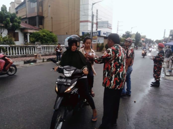 markas_cabang_lmpi_pematangsiantar_bagikan_takjil_gratis_kepada_warga
