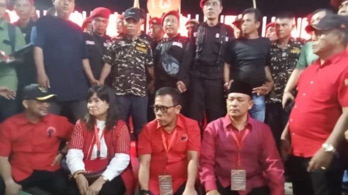 masinton_sempat_marah_kpu_tapteng_akhirnya_serahkan_berita_acara_syarat_pencalonan_masinton_mahmud