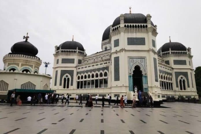 masjid_raya_destinasi_wisata_kota_medan_yang_tetap_mempesona