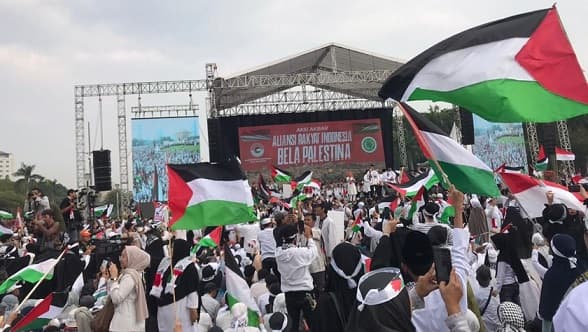 massa_aksi_bela_palestina_juga_datangi_gedung_kedubes_as_di_jakarta