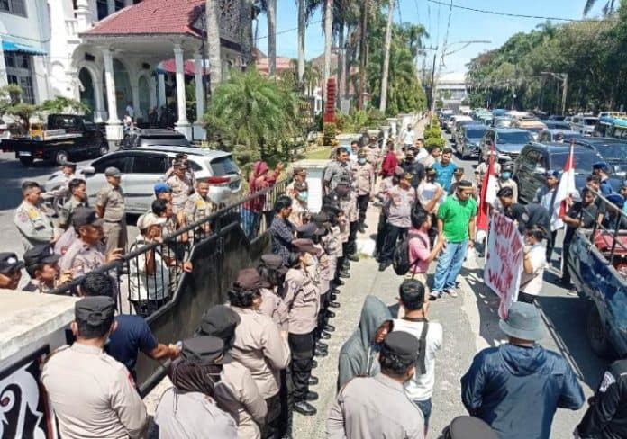 massa_aksi_mosi_tak_percaya_wali_kota_siantar_jilid_iii_datangi_kantor_susanti
