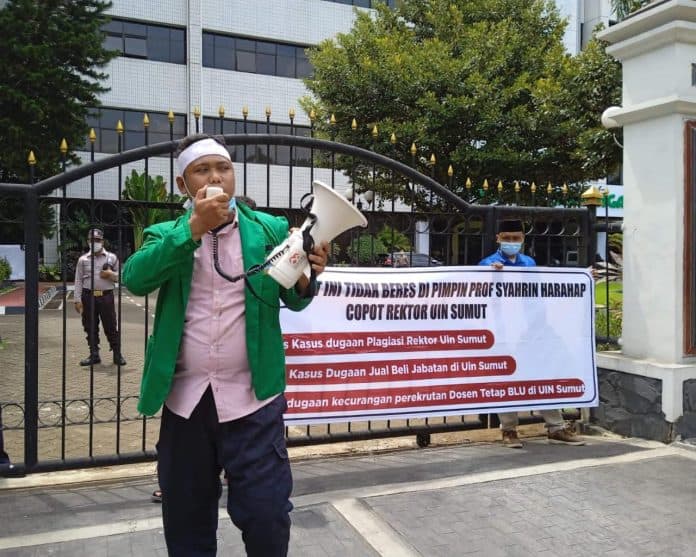 massa_ammp2su_sampaikan_permasalahan_uinsu_ke_kemenag_ri