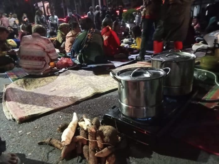 massa_futasi_aksi_nginap_di_balai_kota_siantar_ditemani_ubi_rebus