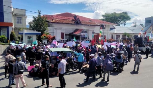 massa_gertak_desak_pemkab_dairi_penuhi_hak_perempuan_dan_anak_lewat_unras