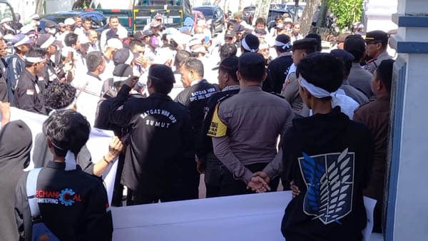 massa_hbb_sumut_unjuk_rasa_ke_kejari_medan_terkait_kasus_boasa_simanjuntak