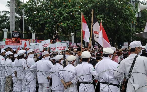 massa_ormas_unjuk_rasa_tolak_ruu_hip_di_gedung_dprmpr_ri