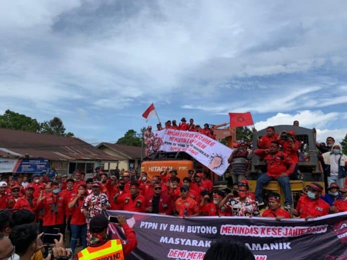 massa_penolak_konversi_teh_ke_sawit_di_sidamanik_duduki_alat_berat