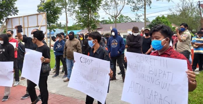 massa_tuntut_kpud_coret_anton_saragih_jadi_bapaslon_bupati