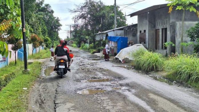 masyarakat_harapkan_perbaikan_jalan_rusak_di_desa_klambir_lima_kebun