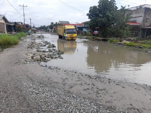 masyarakat_keluhkan_jalan_rusak_di_kecamatan_hutabayu_raja