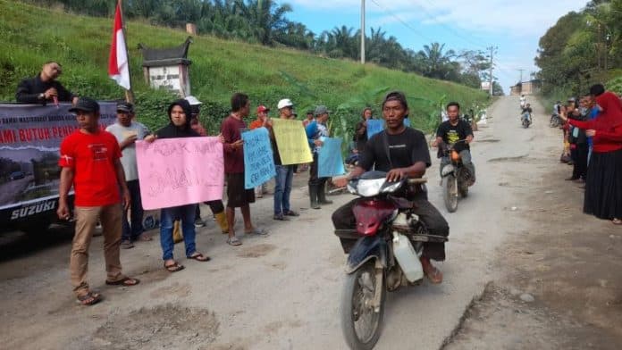 masyarakat_simalungun_desak_pemerintah_perbaikan_jalan_rusak_15_tahun