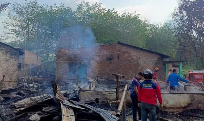 matahari_terik_dan_angin_kencang_picu_7_rumah_cepat_terbakar_di_sinaksak