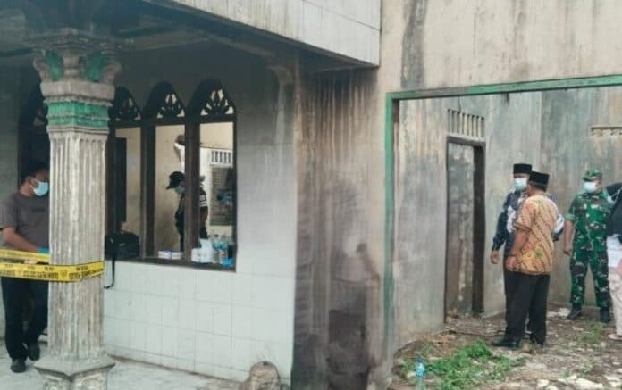 mayat_pria_membusuk_dari_rumah_kosong_dikebumikan_di_tanjung_morawa