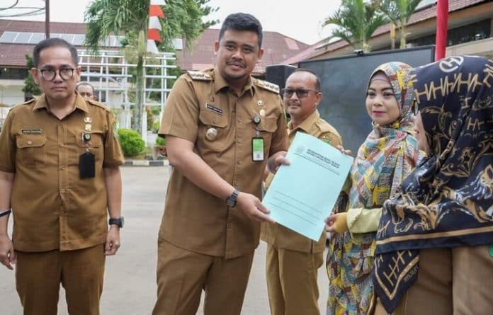 medan_bersih_komunitas_lingkungan_terima_bantuan_peralatan