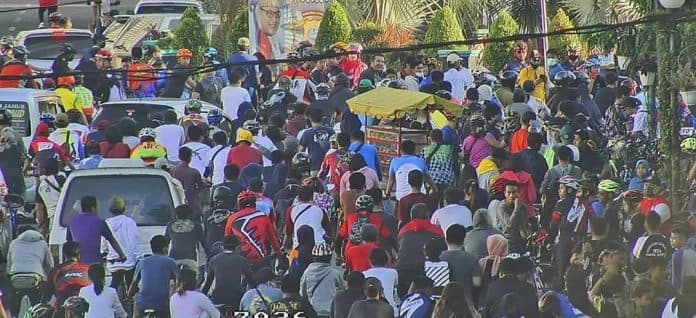 medan_zona_merah_ribuan_warga_berolahraga_di_lapangan_merdeka