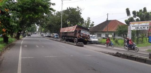 mekanik_tewas_tertimpa_truk_mobil_pribadi_ikut_ringsek