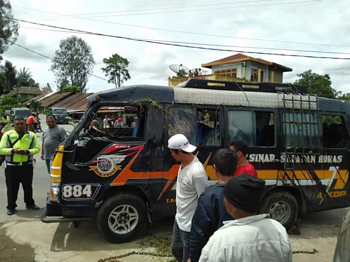 meluncur_sendiri_bus_sepadan_masuk_jurang_di_simalungun_6_penumpang_terluka