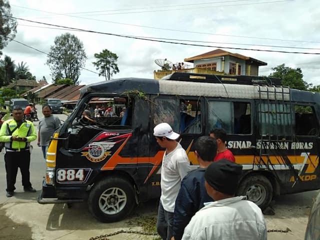 meluncur_sendiri_bus_sepadan_masuk_jurang_di_simalungun_6_penumpang_terluka