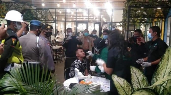 membandel_pelayan_dan_pengunjung_cafe_dan_resto_di_siantar_jalani_rapid_test_antigen