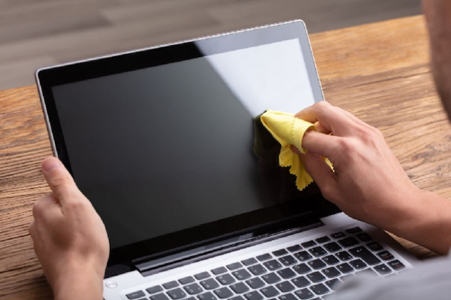 membersihkan_layar_laptop_dan_keyboard_anda_dengan_aman