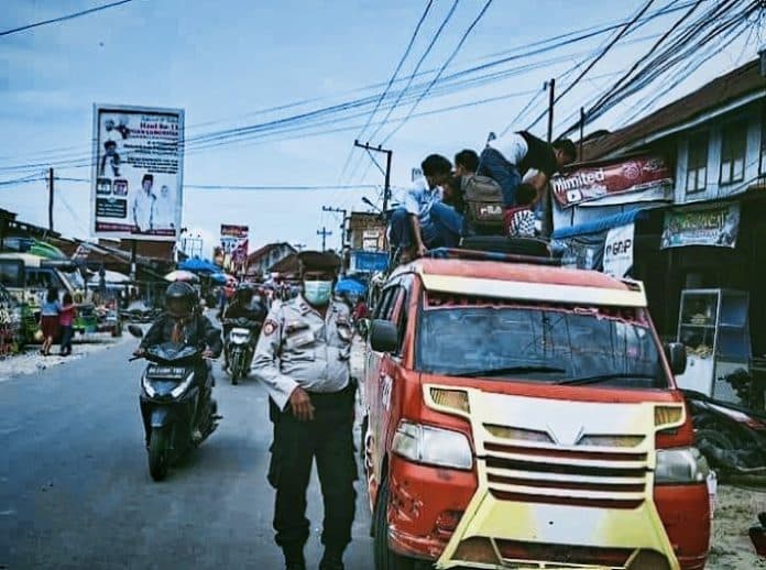 menaikkan_penumpang_di_atas_kap_mobil_akp_jonni_jika_bandel_akan_kita_tindak