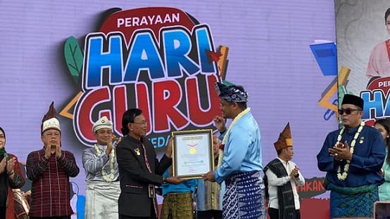 menari_multi_etnis_saat_hgn_10000_guru_pecahkan_rekor_muri