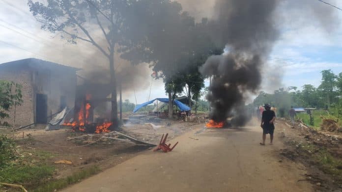 mencekam_posko_dan_sepeda_motor_di_selambo_percut_sei_tuan_dibakar