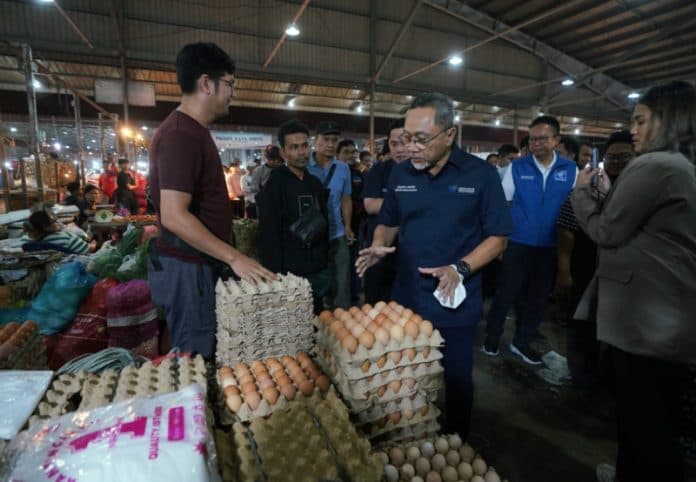 mendag_zulkifli_hasan_stok_dan_harga_bahan_pokok_di_medan_sekitarnya_stabil