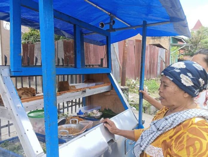 mendorong_gerobak_nek_saini_menjaga_asa_lewat_pecel_khas_siantar
