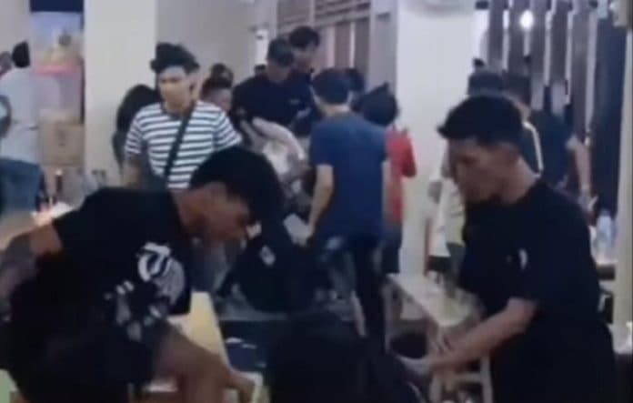 menegangkan_puluhan_pemuda_bentrok_di_multatuli_medan