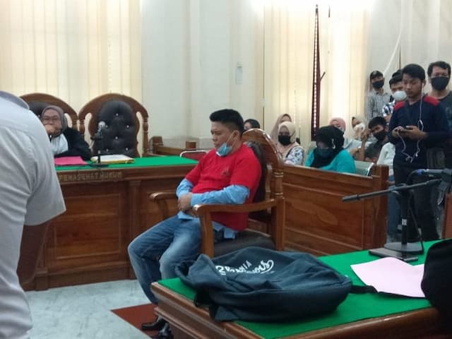 mengamuk_bandar_narkoba_dikawal_saat_menuju_ruang_sidang_pn_medan