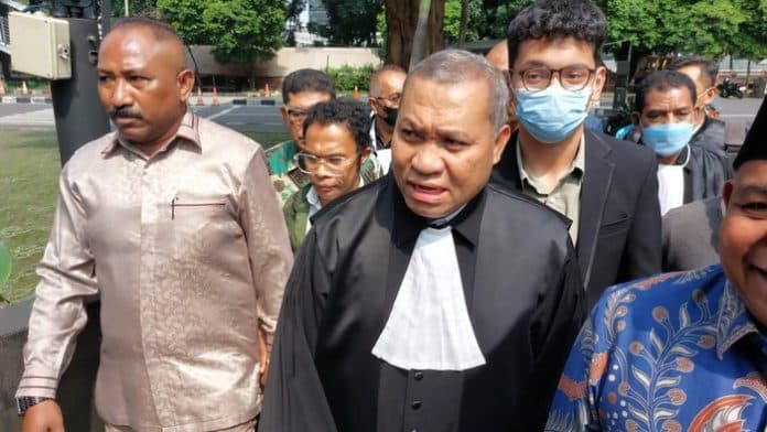 mengenakan_toga_pengacara_lukas_enembe_penuhi_panggilan_kpk_sebagai_tersangka