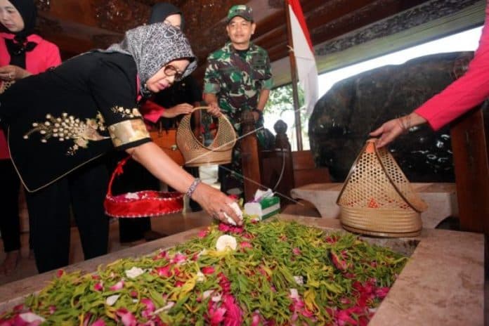 mengenal_sosok_sujiatmi_notomiharjo_ibunda_jokowi