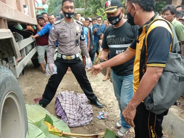 mengerikan_seorang_balita_tewas_terlindas_dump_truk_di_batu_bara